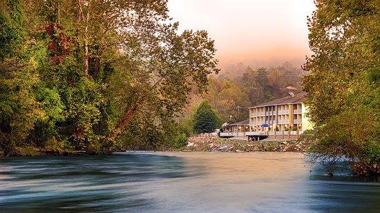 Best Western Plus River Escape Inn & Suites