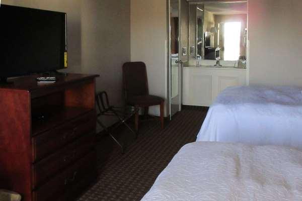 Econo Lodge Inn & Suites