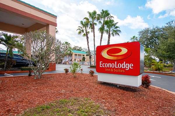 Econo Lodge Inn & Suites