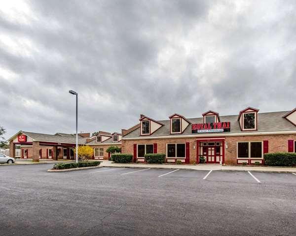 Econo Lodge Inn & Suites