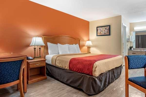 Econo Lodge Inn & Suites