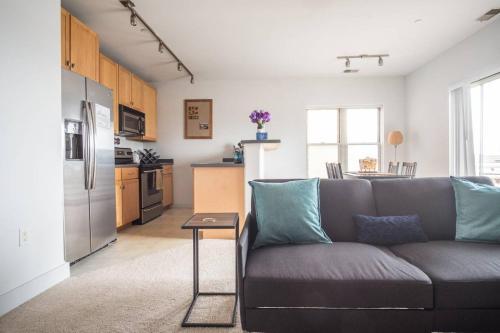 Bright Apt w Parking and Patio Walk to Summerfest