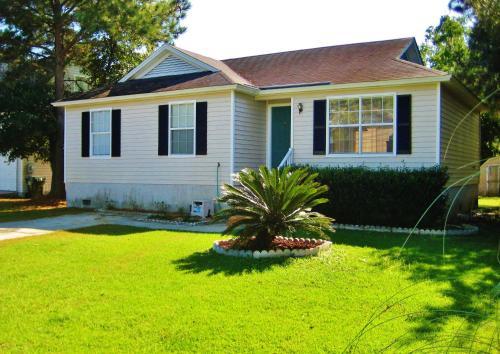 Clean & Cozy Savannah House Near Tybee Beaches!