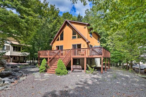 Lake Ariel Cabin with Deck - Lake Pool & Ski Access!