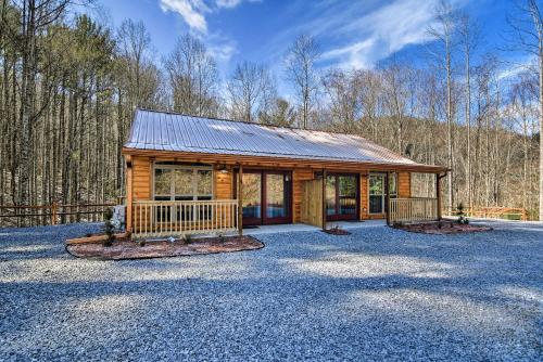 Quaint Roan Mountain Cabin 10 Min to Hiking!