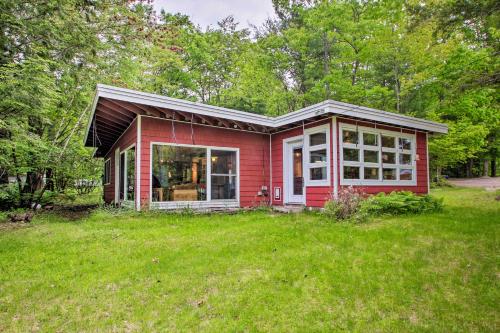 Cozy Cottage 200 Feet to Pleasant Lakefront!