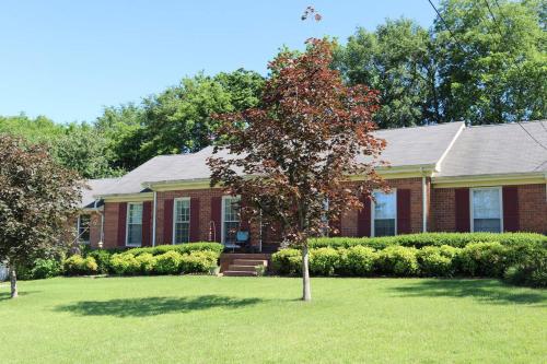 2100 Sq Feet - Fenced in Back YARD for pets!