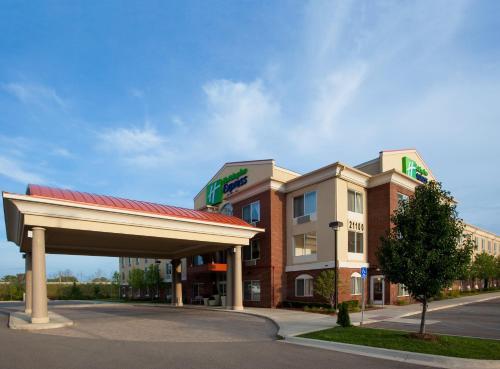 Holiday Inn Express & Suites Detroit - Farmington Hills, an IHG Hotel