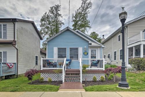 Coastal Pet-Friendly Cottage Less Than ½ Mi to Beaches