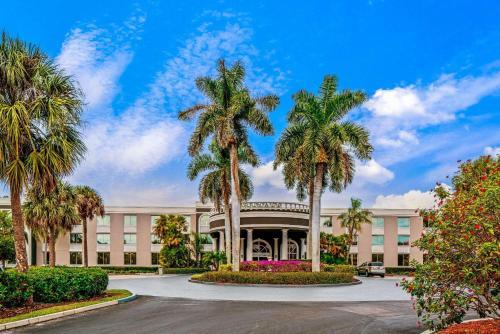 La Quinta Inn & Suites By Wyndham Naples Downtown