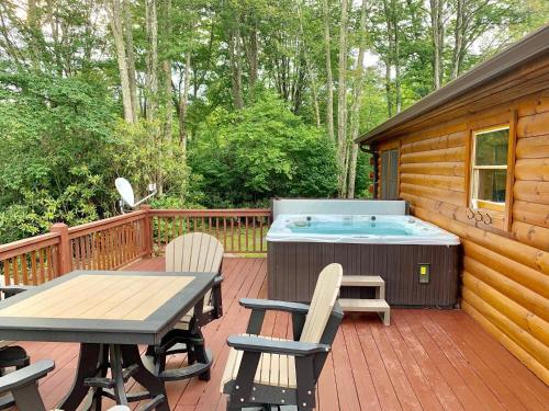 2 BR Cabin with Hot Tub Deck Fire Pl