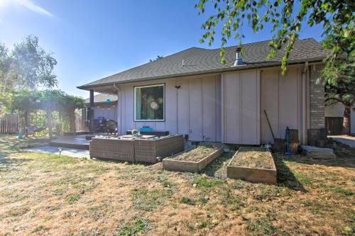 Pet-Friendly Home with Grill 2 Mi to Autzen Stadium!