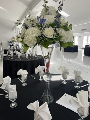 Centerpieces with the touch of the sea. Sea "creatures" decorate the fresh flower centerpiece riser.