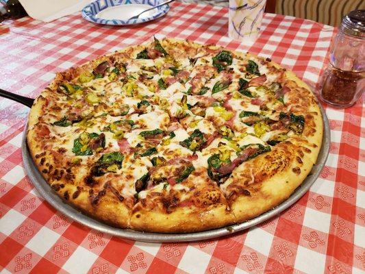 Wonderful pizza with amazing crust