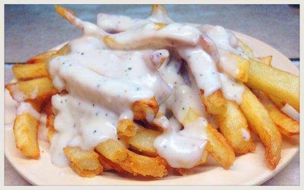 Fries topped with gravy