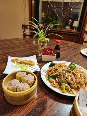 Siu mai had all pork filling and the Veggie chow mein (flat rice noodle) had a very good chew and soy sauce level