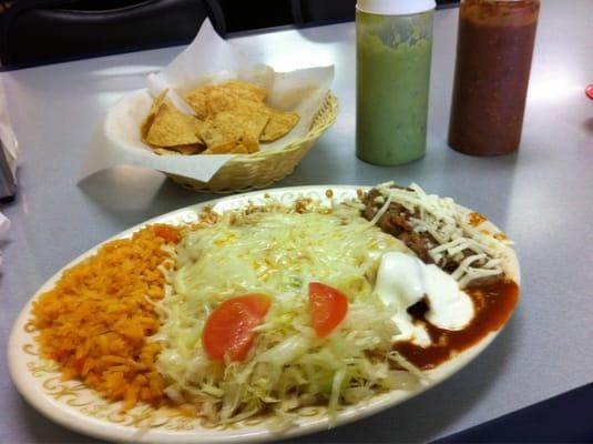 Enchiladas de pollo, salsa roja.