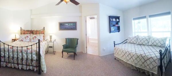 Suite Denton - queen bed, daybed (2 twin beds), large private bath with garden tub/shower. Sleeps up to 4 persons.