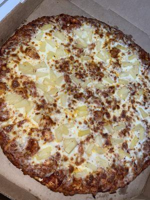 Excellent pineapple pizza and customer service at Round Table off Foothill Blvd in Roseville.