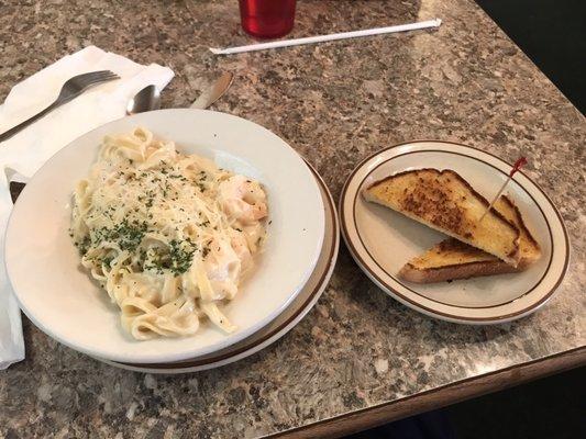 Shrimp Alfredo with garlic toast