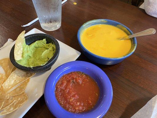 Small queso & green sauce & salsa