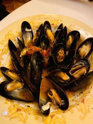 Mussels in red sauce.