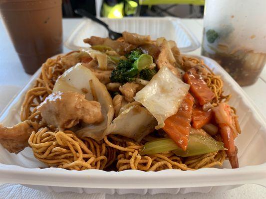 Crispy noodles with chicken, shrimps, squid and vegetables aka Birds Nest. Very tasty!