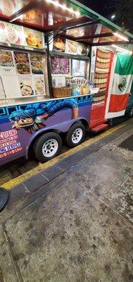 Yes, it's a real taco trailer! No games are being played here! 9pm on Taco Tuesday and they are OPEN! That's what I'm talking about! Yes!