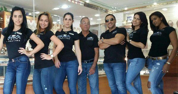 Cary, Jaksy, Elizabeth, Argelio(el joyero estrella), Ariel (el mejor de los jefes), Yuliet y nuestra manager Yinet. A su disposición!!