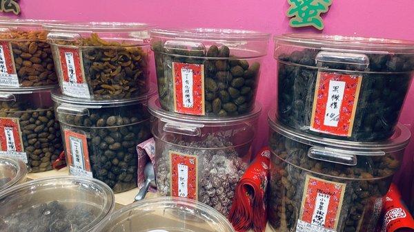 Dried olives sold by weight