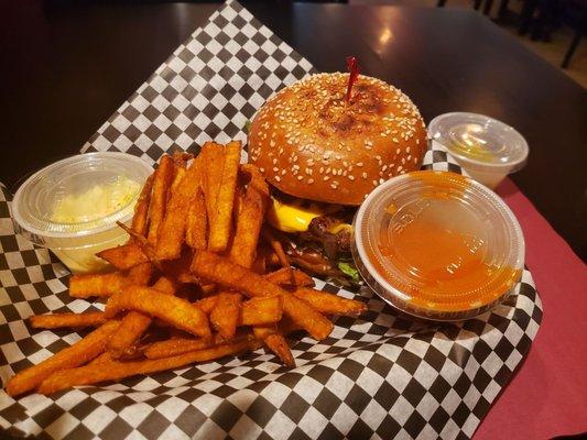 Turkey burger with pepper & onions, Sweet potato fries