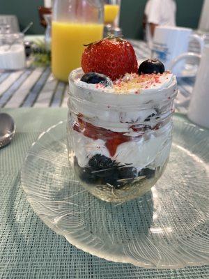 Breakfast berries in whipped cream with cake