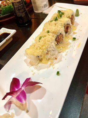 Garlic crunch spicy tuna roll