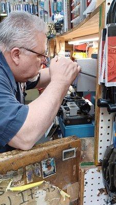 Owner Ronald cutting a duplicate of my sidewinder key.