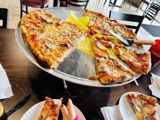 The Giant size pizza! Wow...so delicious!!!!