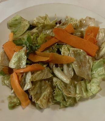 House salad of lettuce, carrots and vinaigrette