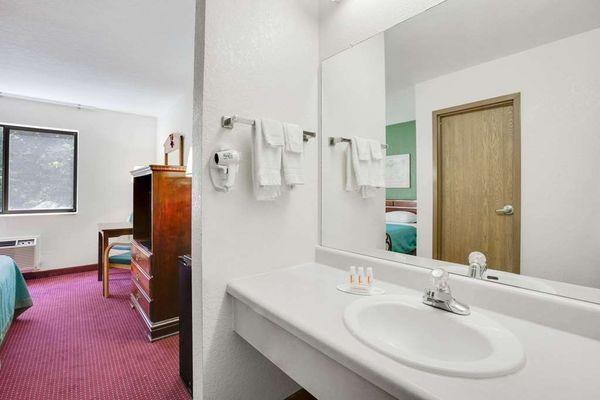 Guest room bath