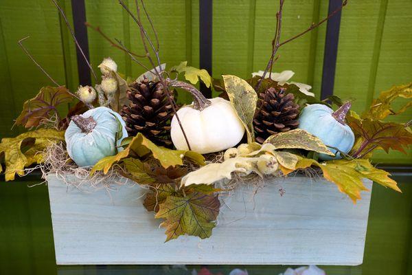 white pumpkin arrangement