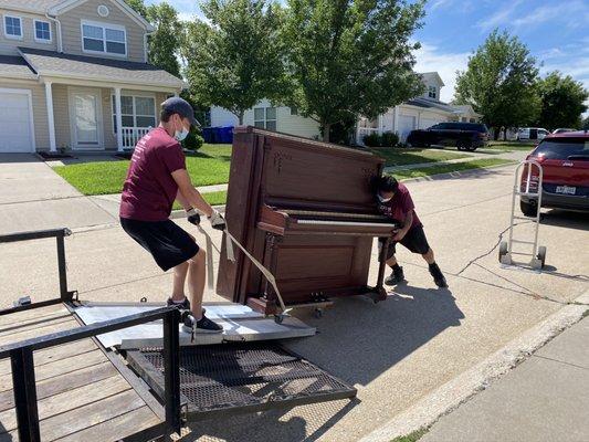 Hauling away a large 600lb piano in Omaha Nebraska.