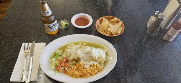 Chili Verde burrito, Modelo,chips and salsa.