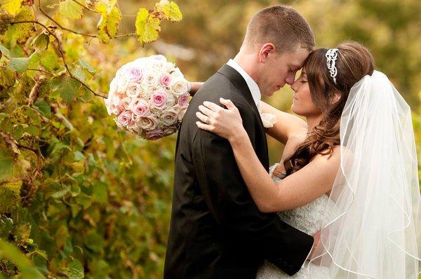 A perfect moment and a perfect rose bridal bouquet in the vineyards!