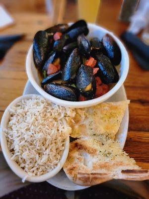 Mussels, rice, and Garlic bread.