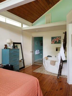 Bedroom in bayside suite with jacuzzi