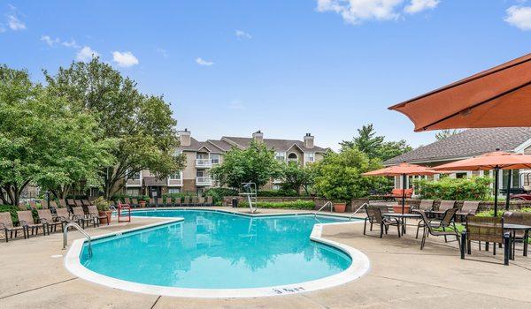 Apartments with swimming pool Largo, MD