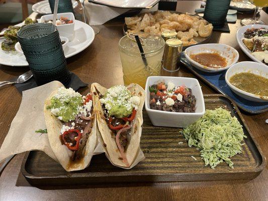 Mole brisket y guacamole tacos