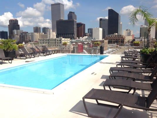 Woodward rooftop pool and grilling area