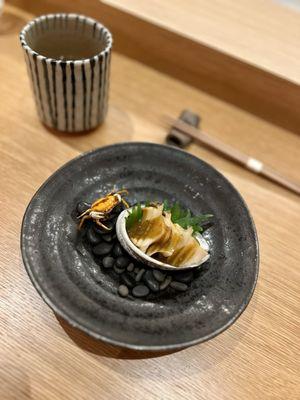 Abalone with fried sawagani crab