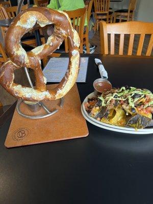 Soft pretzel & mini nachos