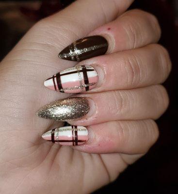 Plaid holiday nails by Alena