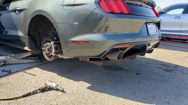 Swapping out the rear tires. It only took 20 minutes. Impressive!